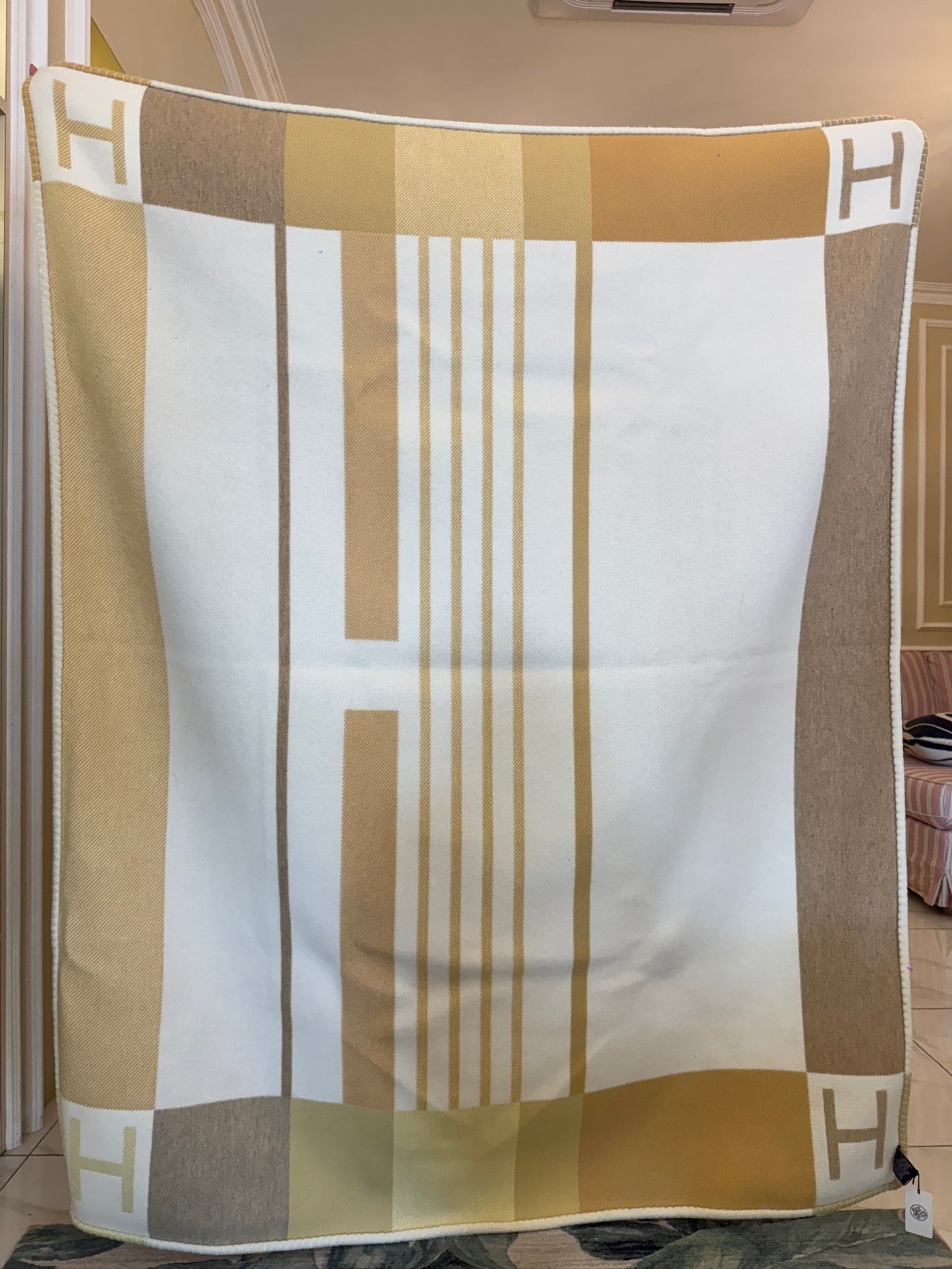 Hermes Avalon Vibration Throw Blanket