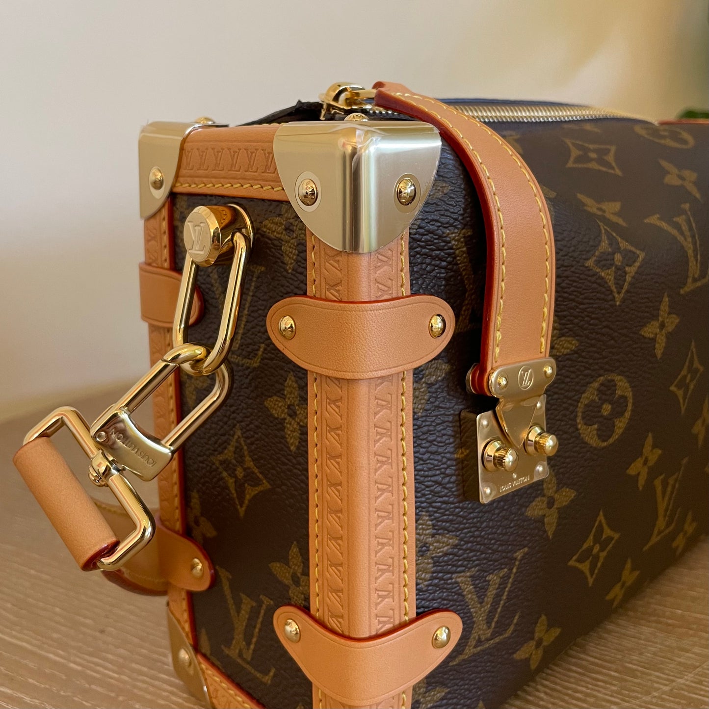 louis-vuitton side