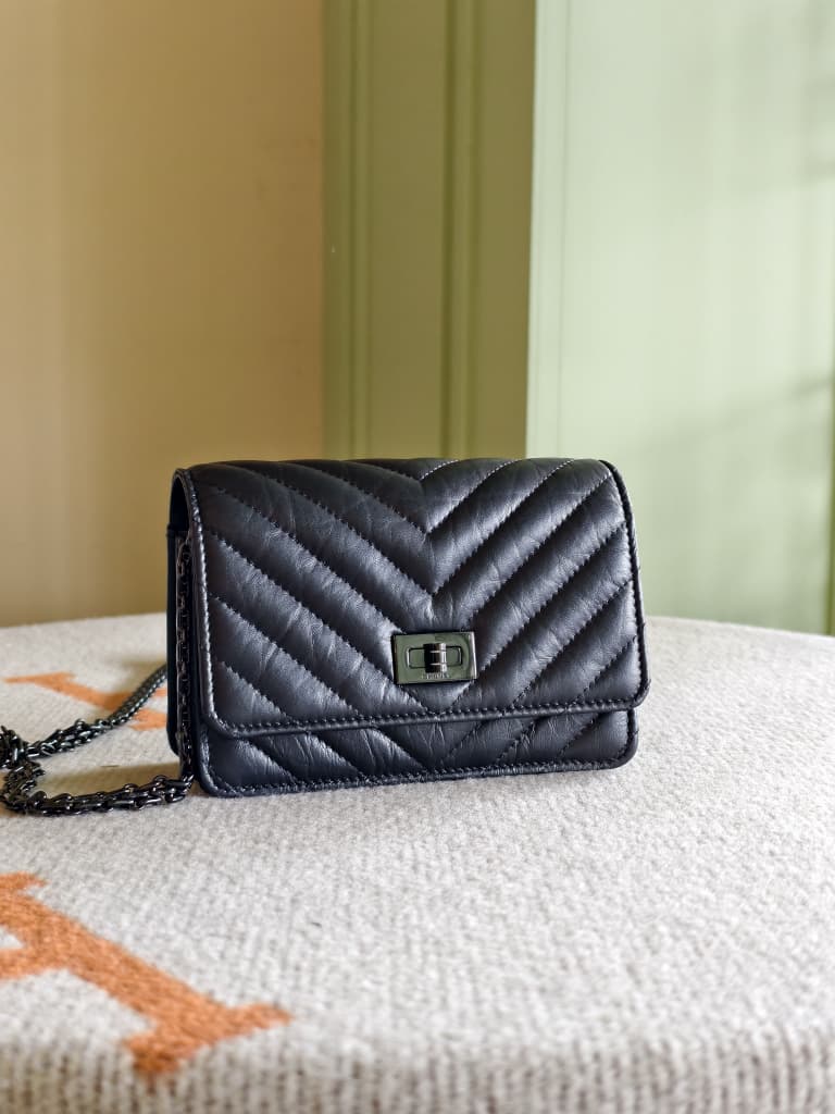 Chanel So Black Reissue 2.55 WOC