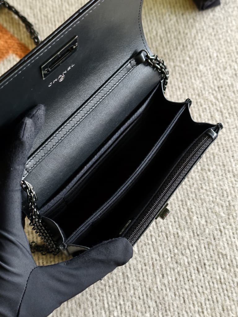 Chanel So Black Reissue 2.55 WOC